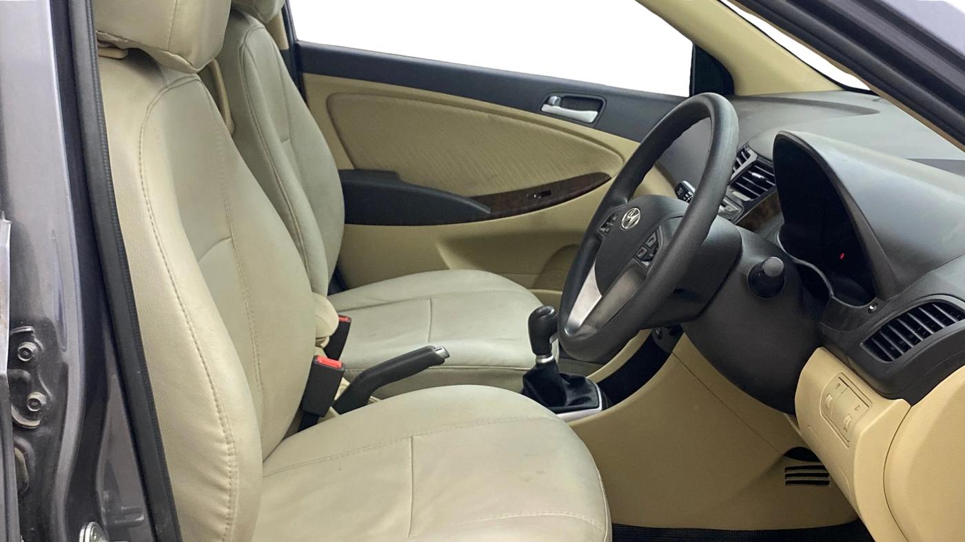 2015 Hyundai Verna FLUIDIC 4S 1.6 VTVT S(O), Petrol, Manual, 33,049 km, Right Side Front Door Cabin