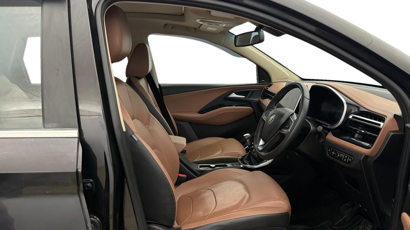 2024 MG HECTOR PLUS SHARP PRO 1.5 TURBO MT 7 STR, Petrol, Manual, 13,842 km, Right Side Front Door Cabin