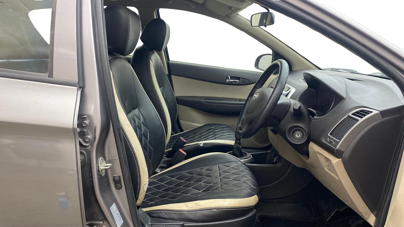 2013 Hyundai i20 MAGNA 1.4 CRDI, Diesel, Manual, 1,28,692 km, Right Side Front Door Cabin
