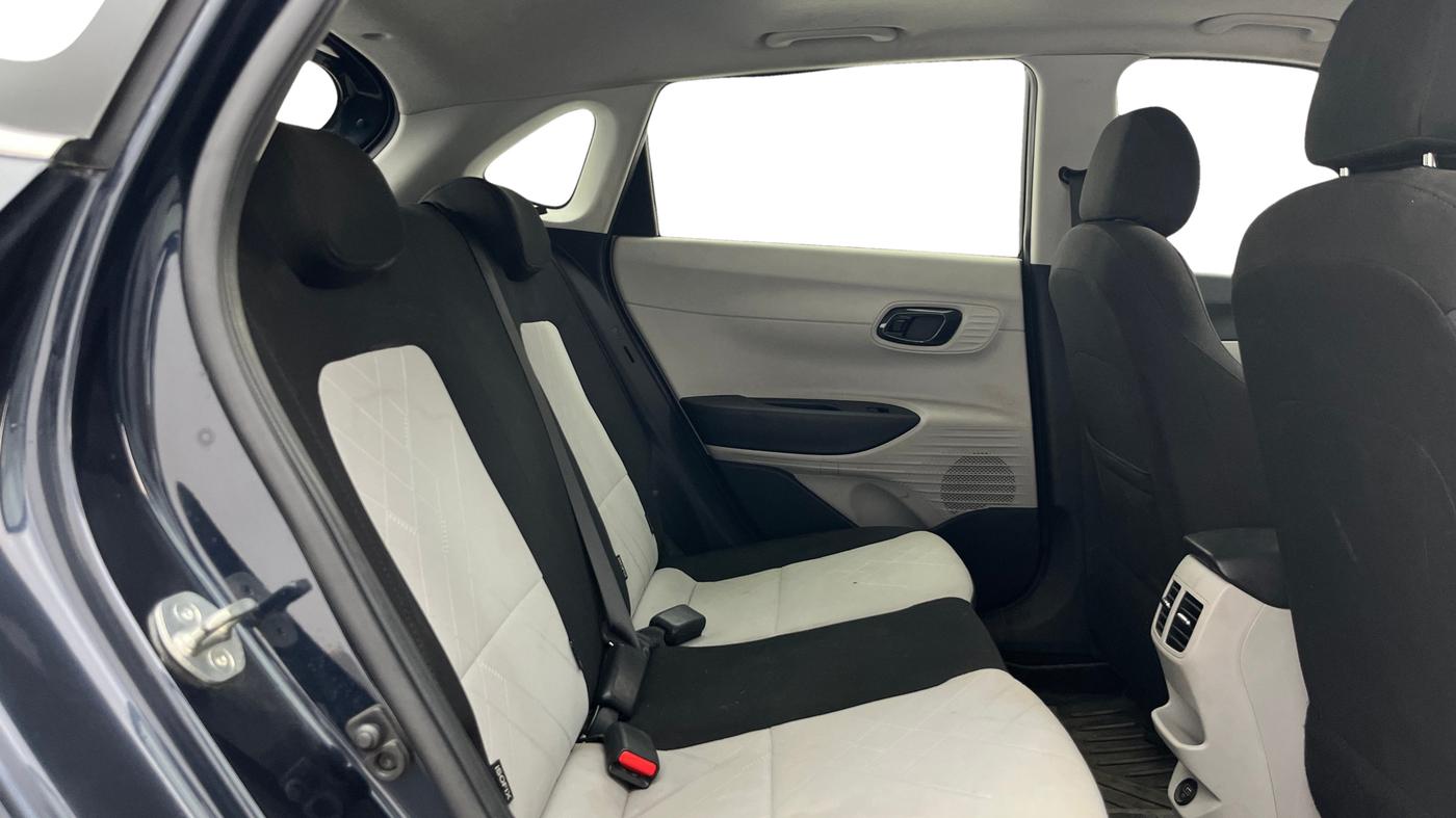 2024 Hyundai NEW I20 Sportz (O) 1.2 IVT, Petrol, Automatic, 37,895 km, Right Side Rear Door Cabin