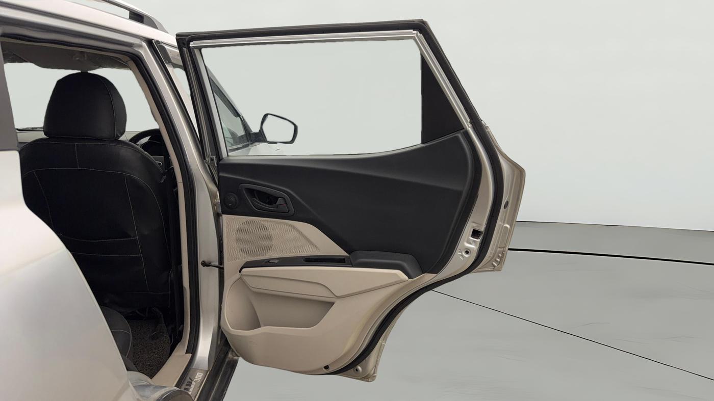 2019 Mahindra XUV300 W4 1.2 PETROL, Petrol, Manual, 27,390 km, RHS Rear Door