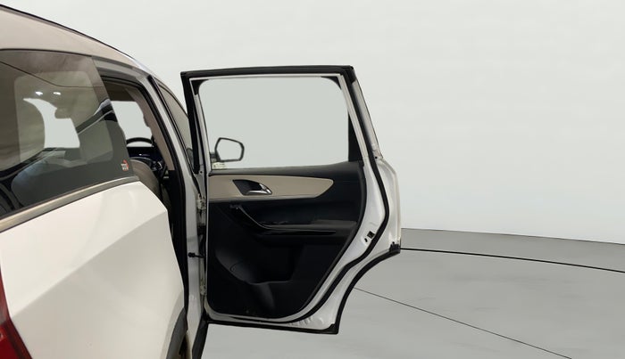 2021 Mahindra XUV700 AX 7 P AT 7 STR, Petrol, Automatic, 60,237 km, RHS Rear Door