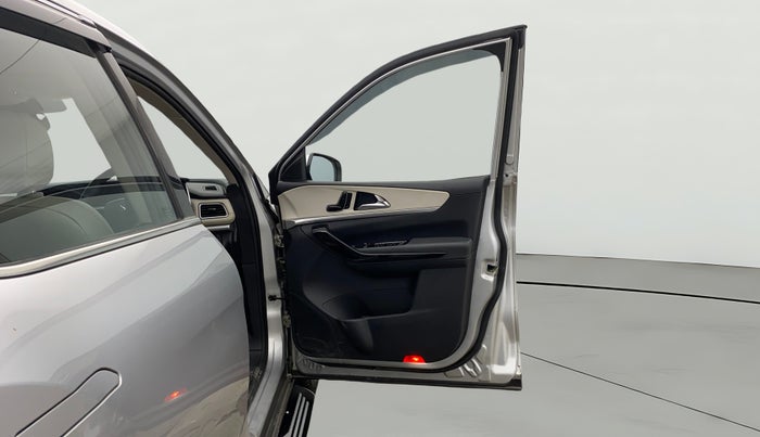 2023 Mahindra XUV700 AX 7 D AT 7 STR, Diesel, Automatic, 16,368 km, RHS Front Door