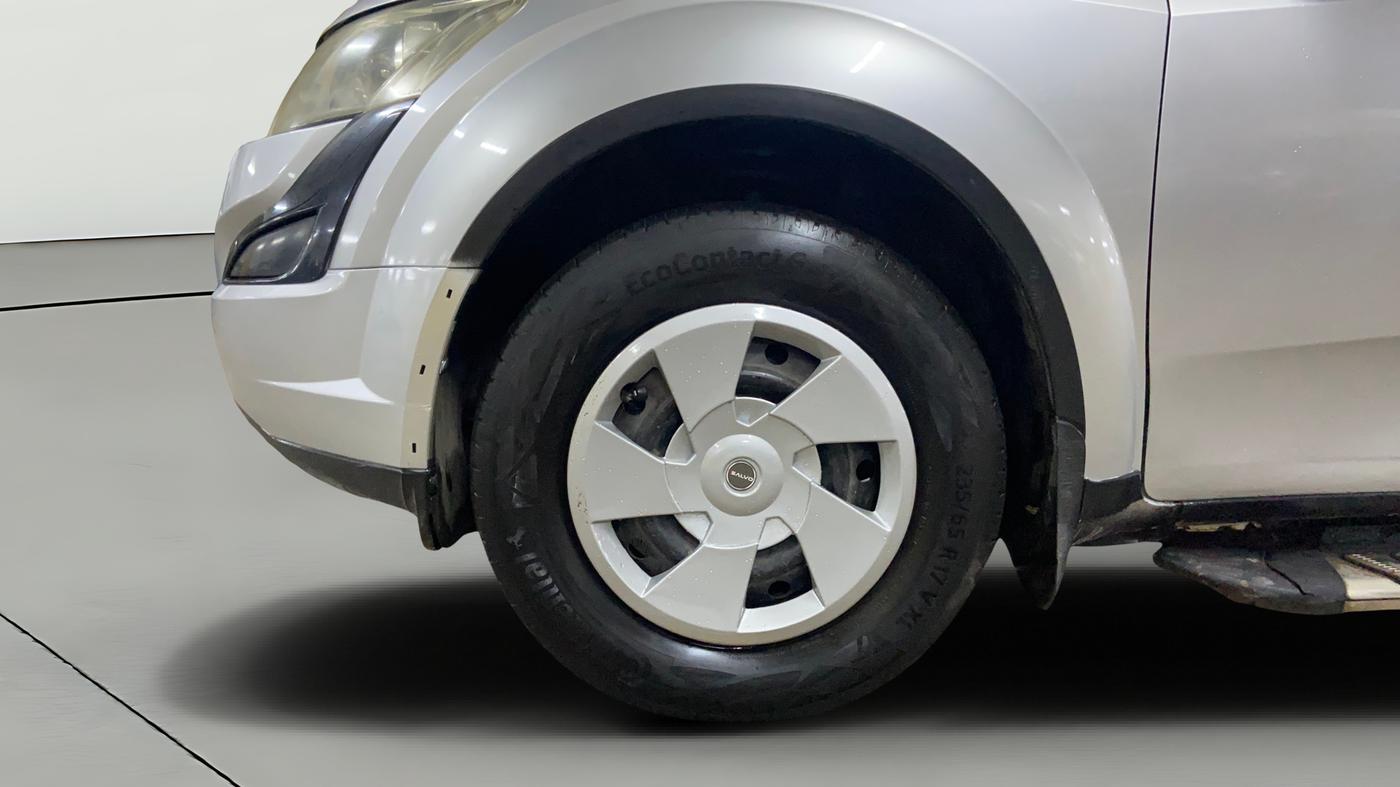 2017 Mahindra XUV500 W6, Diesel, Manual, 94,939 km, Left Front Wheel