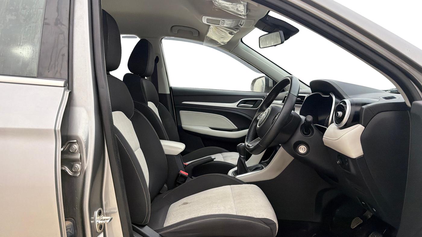 2024 MG ASTOR Sprint 1.5 MT (Ivory), Petrol, Manual, 21,318 km, Right Side Front Door Cabin