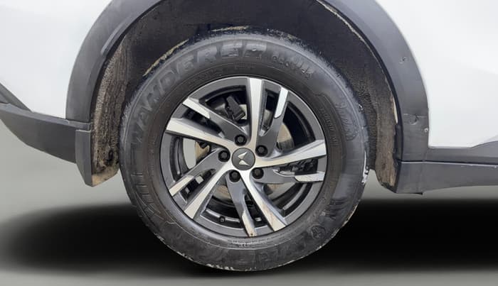2022 Mahindra XUV700 AX 5 P MT 7 STR, Petrol, Manual, 55,215 km, Right Rear Wheel