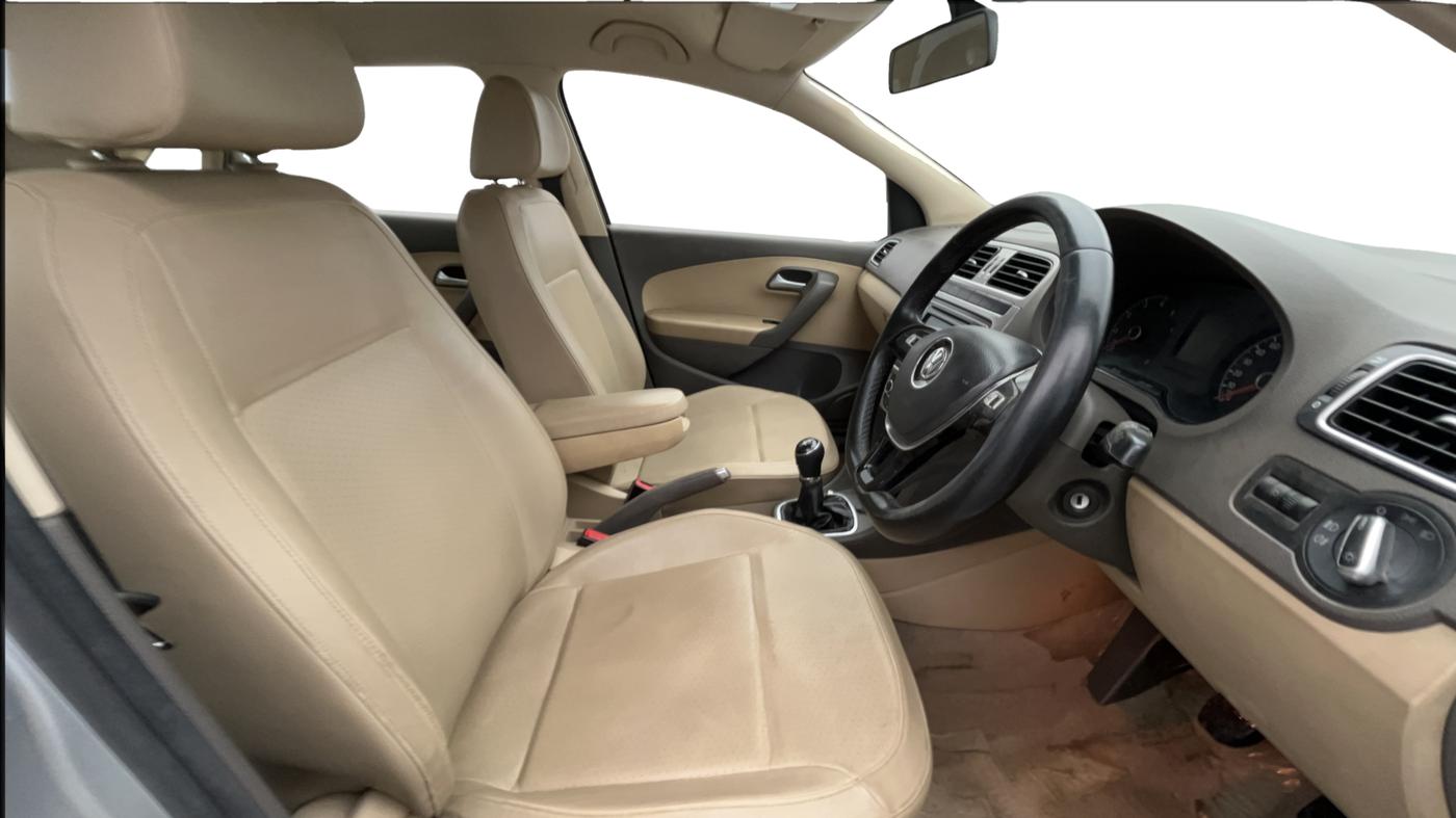 2015 Volkswagen Vento HIGHLINE 1.6 MPI, Petrol, Manual, 1,17,338 km, Right Side Front Door Cabin