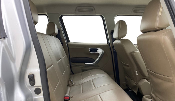 2017 Mahindra TUV300 T8, Diesel, Manual, 1,25,322 km, Right Side Rear Door Cabin