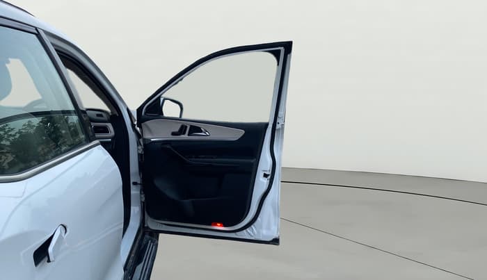 2021 Mahindra XUV700 AX 7 LUXURY D AT 7 STR, Diesel, Automatic, 77,604 km, RHS Front Door