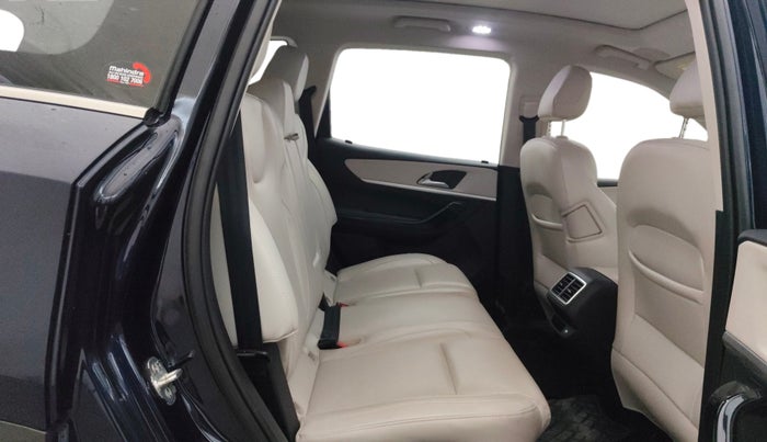 2022 Mahindra XUV700 AX 7 LUXURY P AT 7 STR, Petrol, Automatic, 17,184 km, Right Side Rear Door Cabin