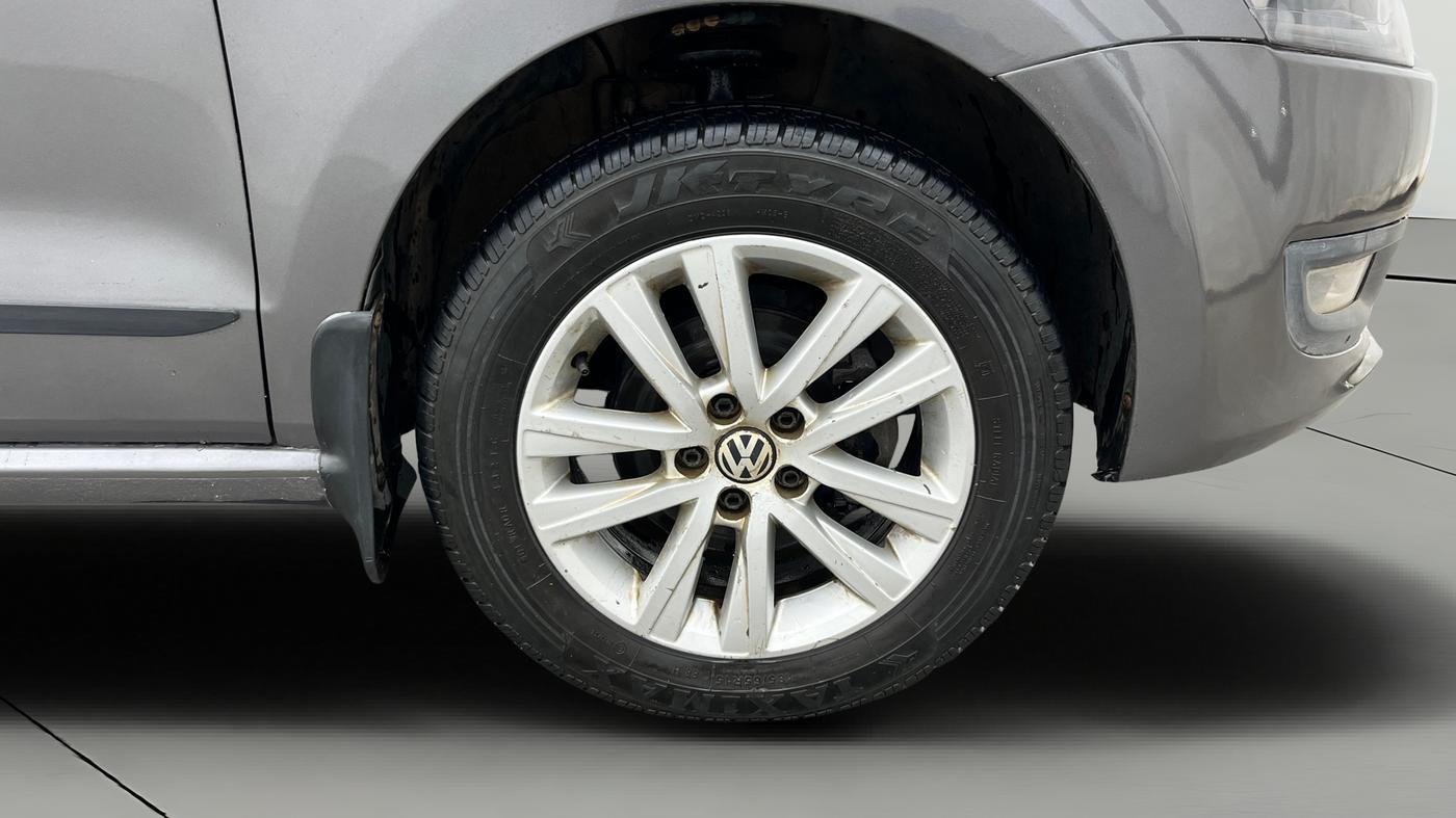 2013 Volkswagen Polo HIGHLINE DIESEL, Diesel, Manual, 1,02,202 km, Right Front Wheel