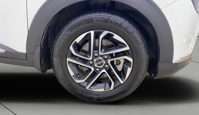 2023 KIA CARENS LUXURY PLUS 1.4 PETROL DCT 7 STR, Petrol, Automatic, 16,325 km, Right Front Wheel