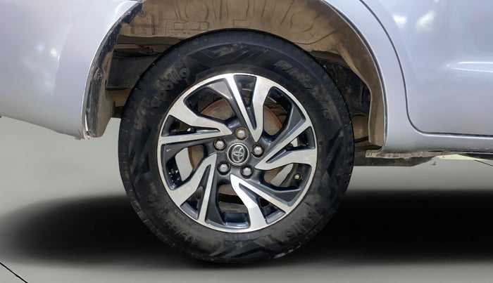 2021 Toyota Innova Crysta 2.4 VX 8 STR, Diesel, Manual, 74,098 km, Right Rear Wheel