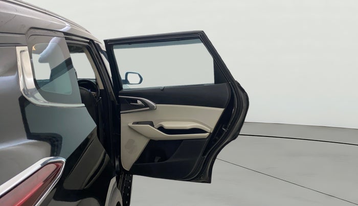 2023 KIA CARENS PRESTIGE PLUS 1.4 PETROL 7 STR, Petrol, Manual, 26,327 km, RHS Rear Door