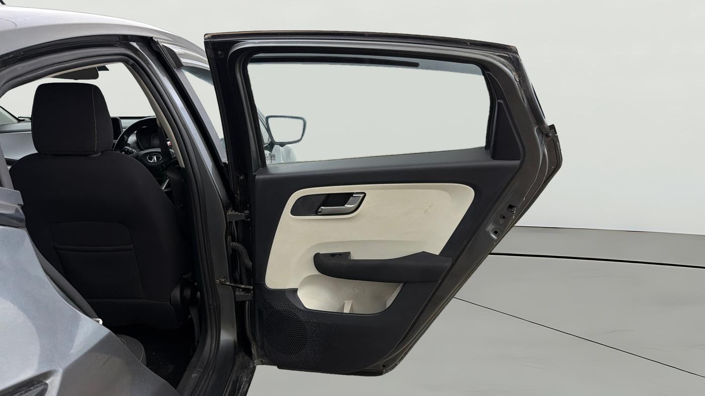 2023 Tata ALTROZ XZA, Petrol, Automatic, 23,796 km, RHS Rear Door
