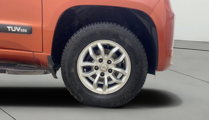 2017 Mahindra TUV300 T8 AMT, Diesel, Automatic, 1,02,809 km, Right Front Wheel