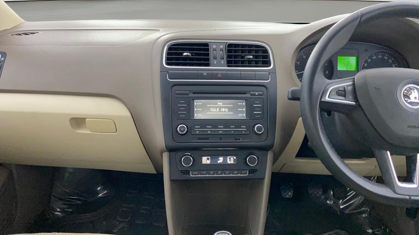 2013 Skoda Rapid ELEGANCE 1.6 MPI MT, Petrol, Manual, 11,180 km, Air Conditioner