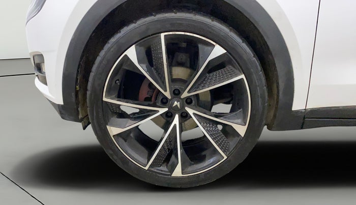 2022 Mahindra XUV700 AX 7 LUXURY P AT 7 STR, Petrol, Automatic, 13,673 km, Left Front Wheel