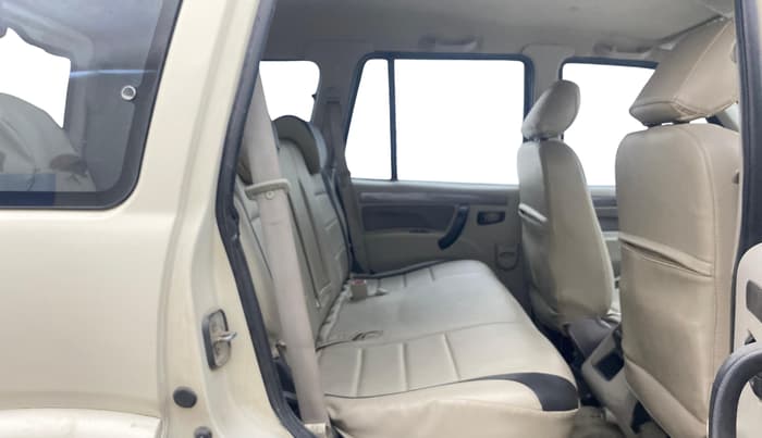 2017 Mahindra Scorpio S5, Diesel, Manual, 1,29,150 km, Right Side Rear Door Cabin