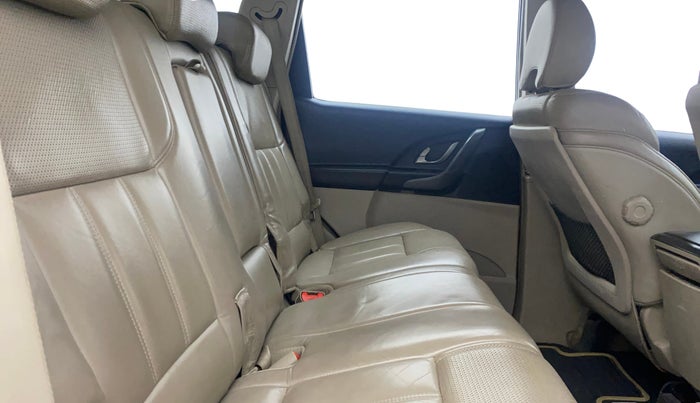 2015 Mahindra XUV500 W10, Diesel, Manual, 77,461 km, Right Side Rear Door Cabin