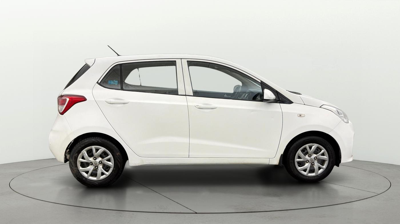 2017 Hyundai Grand i10 SPORTZ 1.2 KAPPA VTVT, Petrol, Manual, 40,530 km, Right Side View
