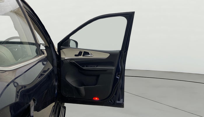 2021 Mahindra XUV700 AX 7 P AT 7 STR, Petrol, Automatic, 31,113 km, RHS Front Door