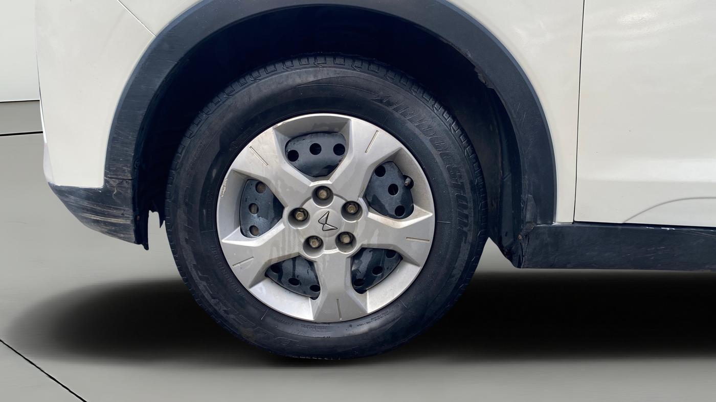 2023 Mahindra XUV300 W6 1.2 PETROL, Petrol, Manual, 52,358 km, Left Front Wheel