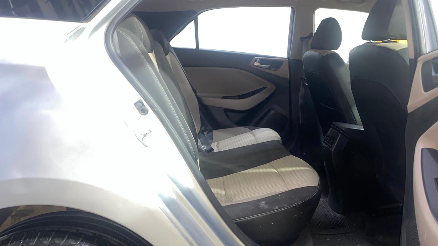 2019 Hyundai Elite i20 SPORTZ PLUS 1.2, Petrol, Manual, 39,692 km, Right Side Rear Door Cabin