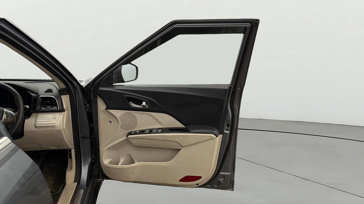2021 Mahindra XUV300 W8 (O) 1.5 DIESEL, Diesel, Manual, 56,185 km, RHS Front Door