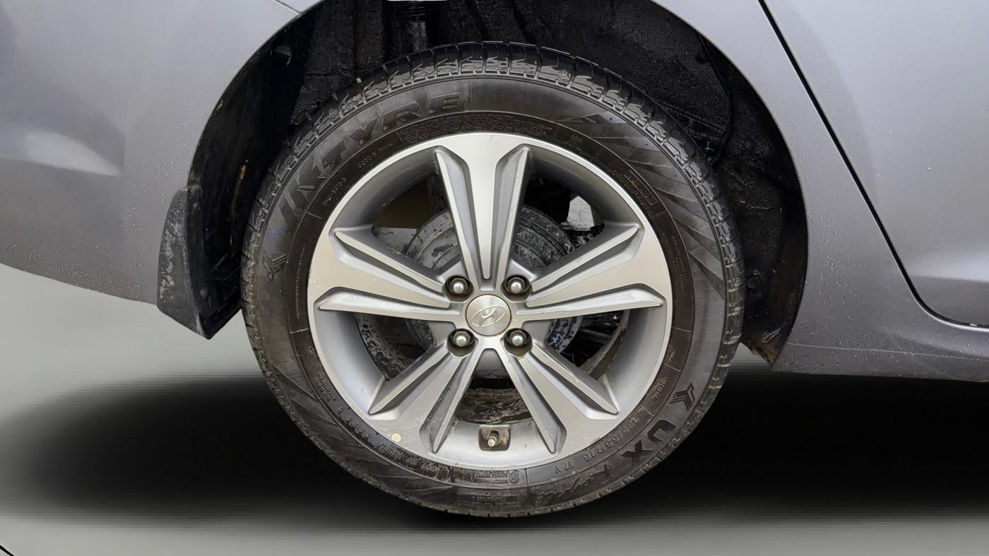 2017 Hyundai Verna 1.6 VTVT SX (O) AT, Petrol, Automatic, 86,523 km, Right Rear Wheel