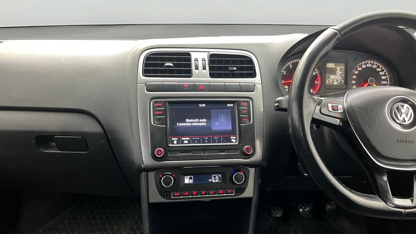 2017 Volkswagen Polo HIGHLINE PLUS 1.2(16 ALLOY, Petrol, Manual, 1,00,384 km, Air Conditioner