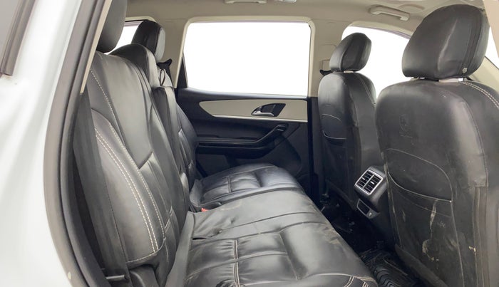 2022 Mahindra XUV700 AX 7 LUXURY P AT 7 STR, Petrol, Automatic, 38,547 km, Right Side Rear Door Cabin