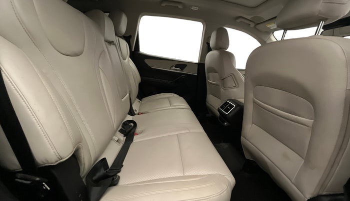 2022 Mahindra XUV700 AX 7 LUXURY P AT 7 STR, Petrol, Automatic, 20,821 km, Right Side Rear Door Cabin