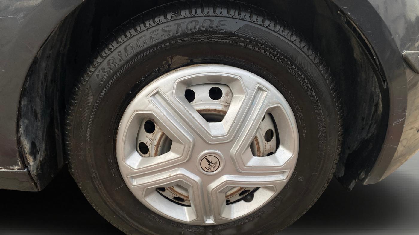 2020 Tata ALTROZ XE PETROL, Petrol, Manual, 28,442 km, Right Front Wheel