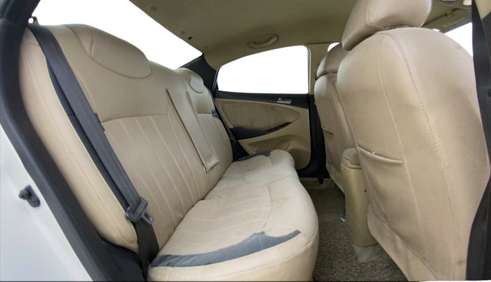 2016 Hyundai Verna 1.6 VTVT SX, CNG, Manual, 80,368 km, Right Side Rear Door Cabin