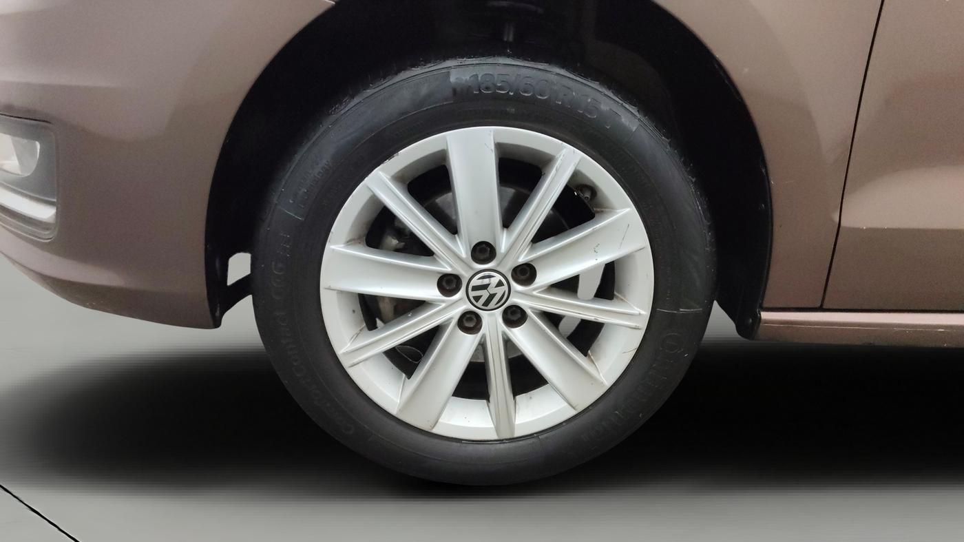 2015 Volkswagen Vento HIGHLINE 1.5 AT, Diesel, Automatic, 1,09,859 km, Left Front Wheel