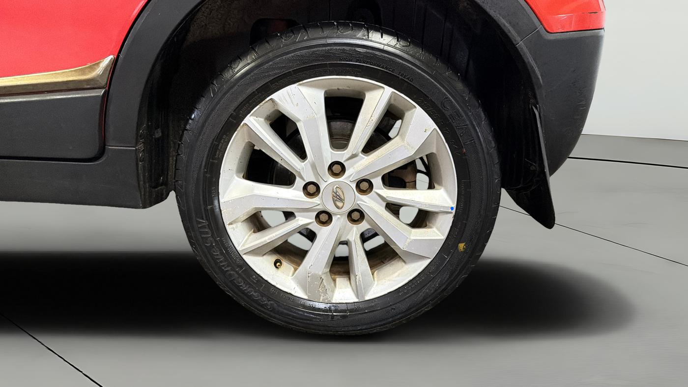 2019 Mahindra XUV300 W8 1.2 PETROL, Petrol, Manual, 1,06,801 km, Left Rear Wheel