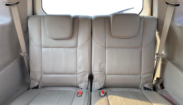 2017 Mahindra XUV500 W10 AT 1.99, Diesel, Automatic, 1,06,848 km, Third Seat Row ( optional )