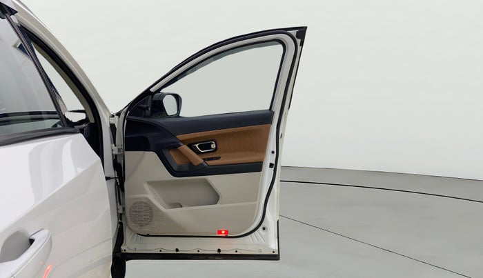 2024 Tata Safari ADVENTURE PLUS, Diesel, Manual, 29,863 km, RHS Front Door