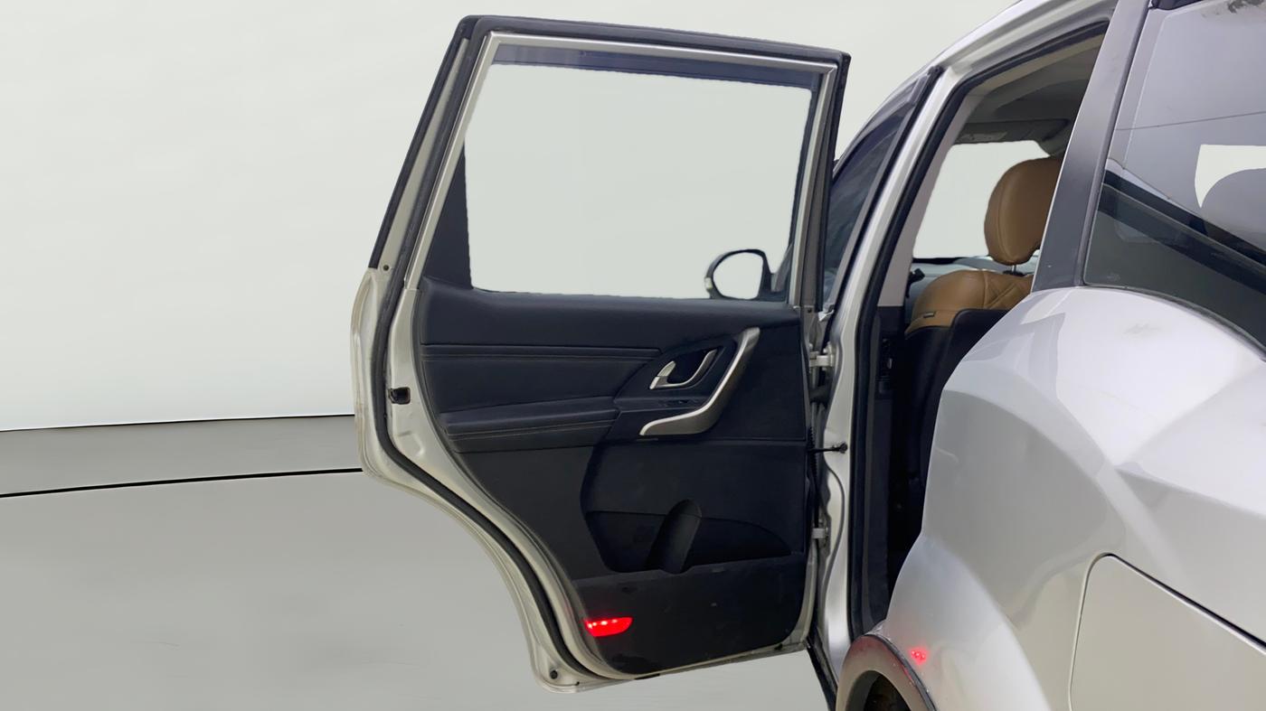 2019 Mahindra XUV500 W11, Diesel, Manual, 1,08,000 km, LHS Rear Door