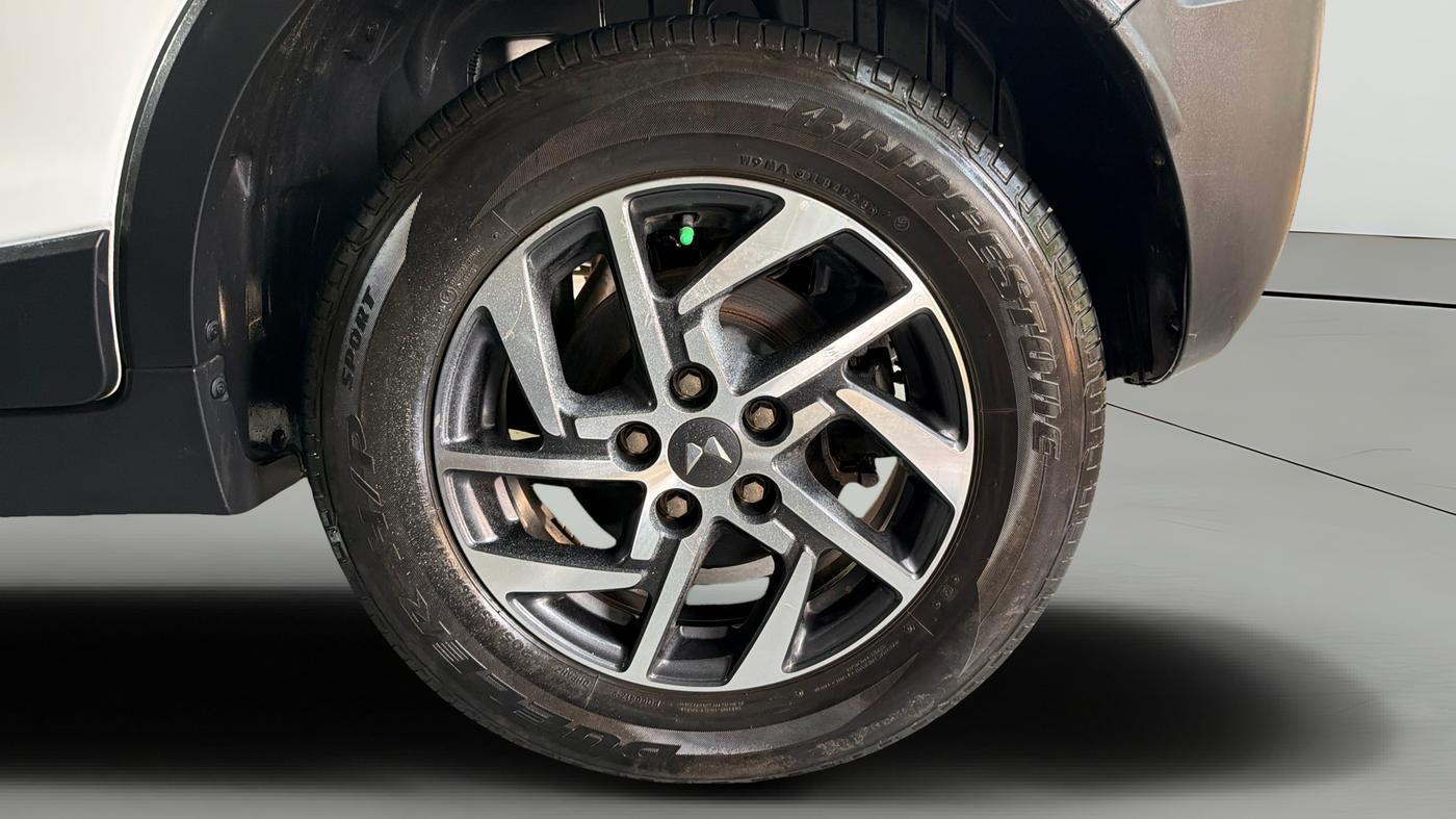 2024 Mahindra XUV300 W8 (O) 1.5 DIESEL, Diesel, Manual, 23,542 km, Left Rear Wheel