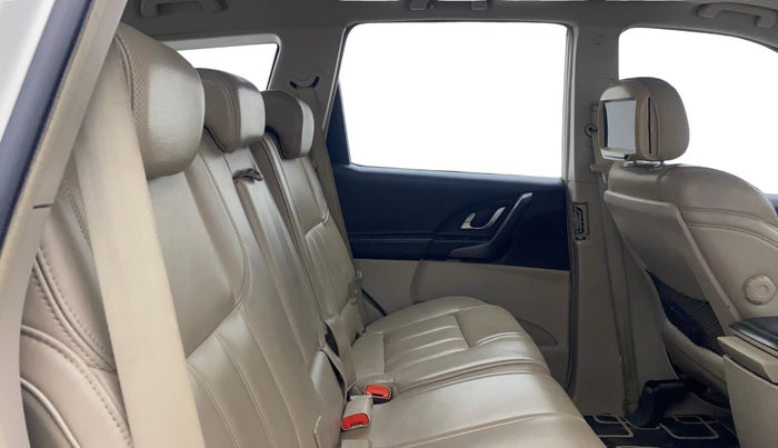 2017 Mahindra XUV500 W10 AT, Diesel, Automatic, 76,548 km, Right Side Rear Door Cabin