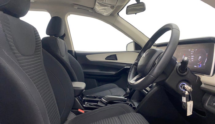 2022 Mahindra XUV700 AX 5 P AT 5 STR, Petrol, Automatic, 22,173 km, Right Side Front Door Cabin