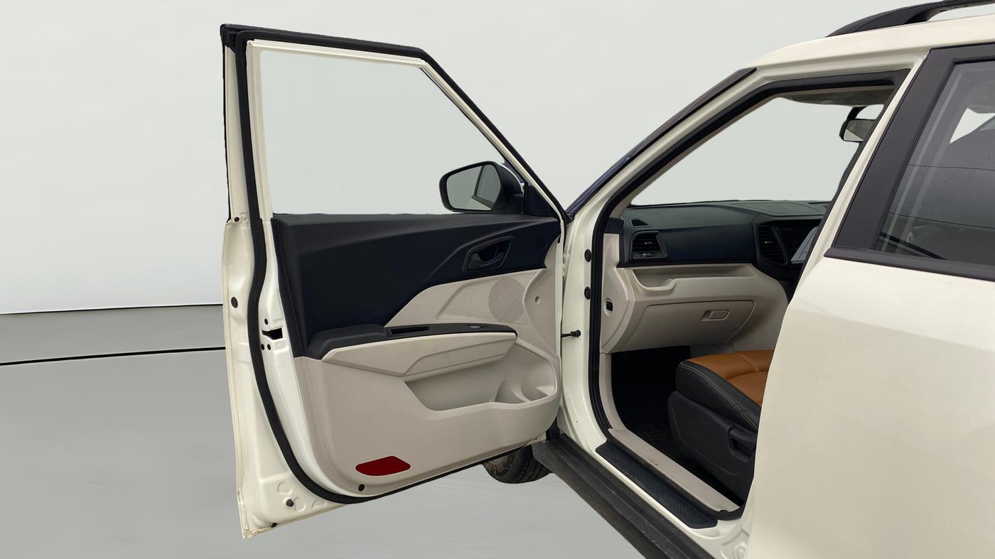 2023 Mahindra XUV300 W6 1.2 PETROL AMT, Petrol, Automatic, 13,946 km, LHS Front Door