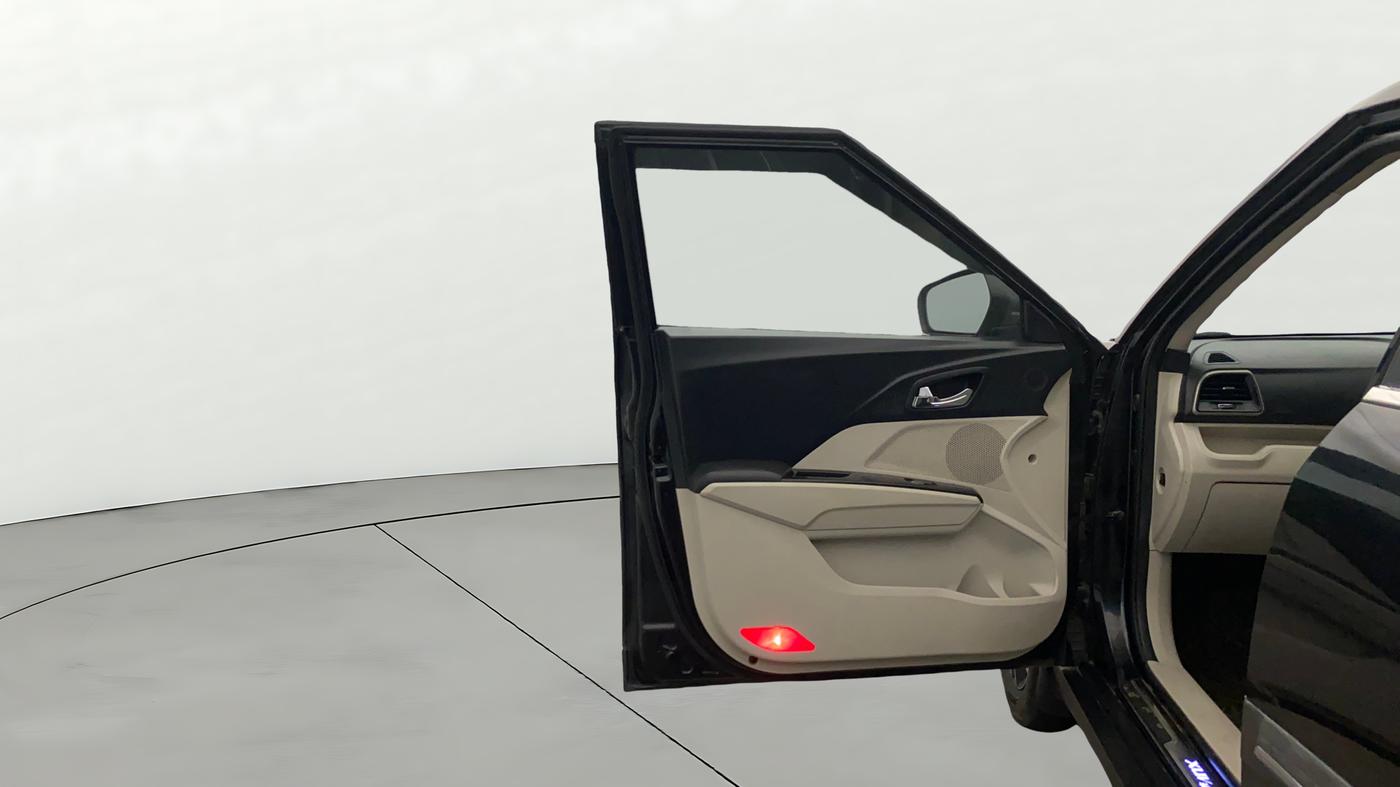 2019 Mahindra XUV300 W8 (O) 1.5 DIESEL, Diesel, Manual, 79,842 km, LHS Front Door