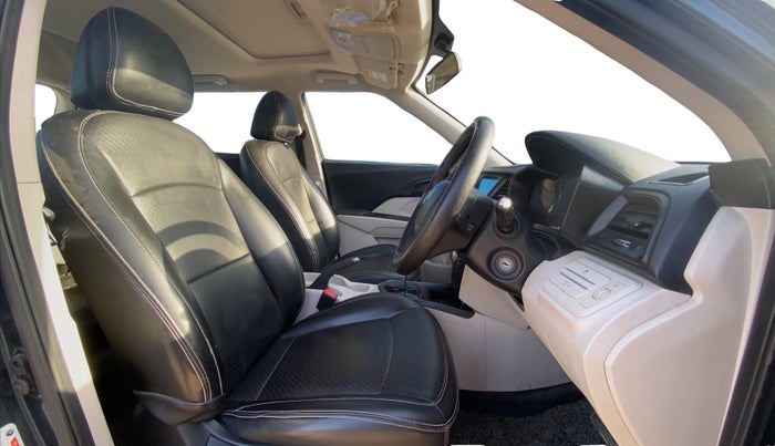 2023 Mahindra XUV300 W6 1.2 PETROL AMT, Petrol, Automatic, 43,246 km, Right Side Front Door Cabin