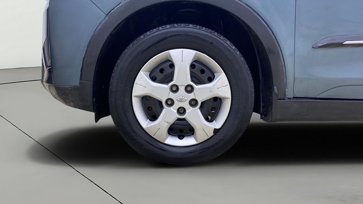 2021 Mahindra XUV300 W6 1.2 PETROL AMT, Petrol, Automatic, 62,028 km, Left Front Wheel
