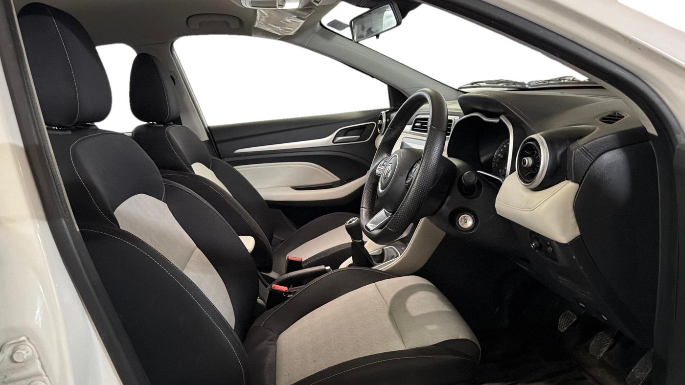 2024 MG ASTOR Sprint 1.5 MT (Ivory), Petrol, Manual, 26,973 km, Right Side Front Door Cabin