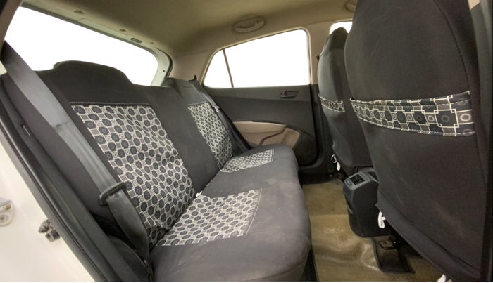 2016 Hyundai Grand i10 MAGNA AT 1.2 KAPPA VTVT, CNG, Automatic, 88,567 km, Right Side Rear Door Cabin