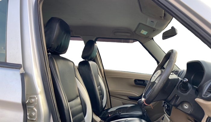 2016 Mahindra TUV300 T4, Diesel, Manual, 91,399 km, Right Side Front Door Cabin